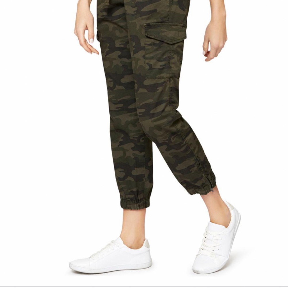 Sanctuary Evereve Size Large camo ankle zip joggers.